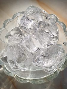 বরফ পানি দিয়ে মুখ ধোয়া