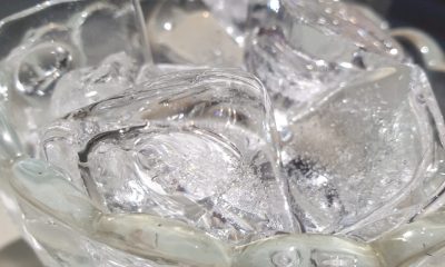 বরফ পানি দিয়ে মুখ ধোয়া